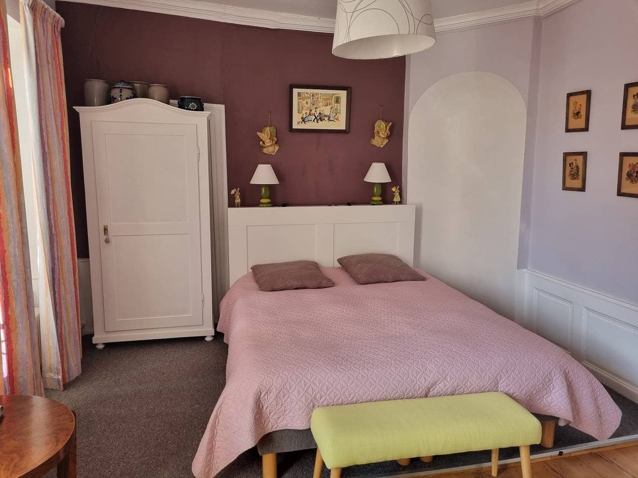 Foto 13 von 28: Gästezimmer „Cour Du Weinhof – Zimmer Hansi“ mit gemeinsamer Terrasse und WLAN