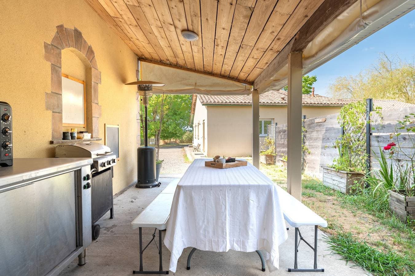 Foto 6 von 22: Gästezimmer „Chambre Famille“ mit Gemeinschaftspool, Terrasse und Klimaanlage