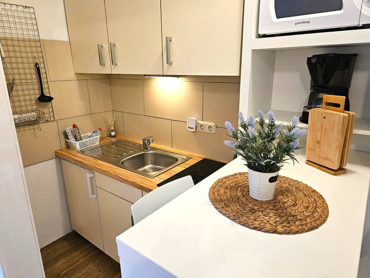 Foto 5 von 13: Kleines, niedliches Apartment mit Terrasse im Ergeschoss für 2 Pers.