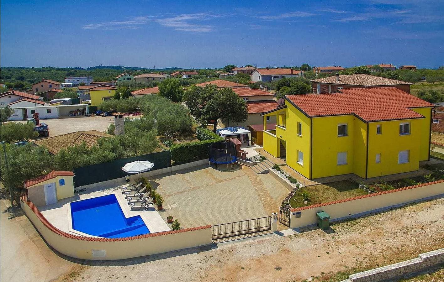 Gemütliche 1-Zimmer-Wohnung mit Pool, Terrasse und WLAN, in der Nähe der Stadt und des Flusses 1