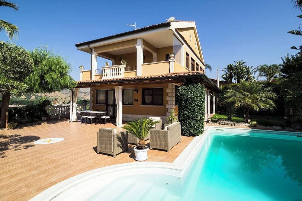 Villa mit Pool und Blick auf das Meer und den Ätna 1