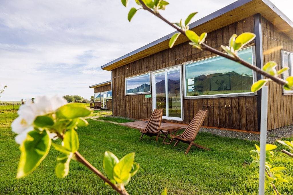 Foto 11 von 28: Off-grid tiny home in apple orchard with million-dollar mountain views!