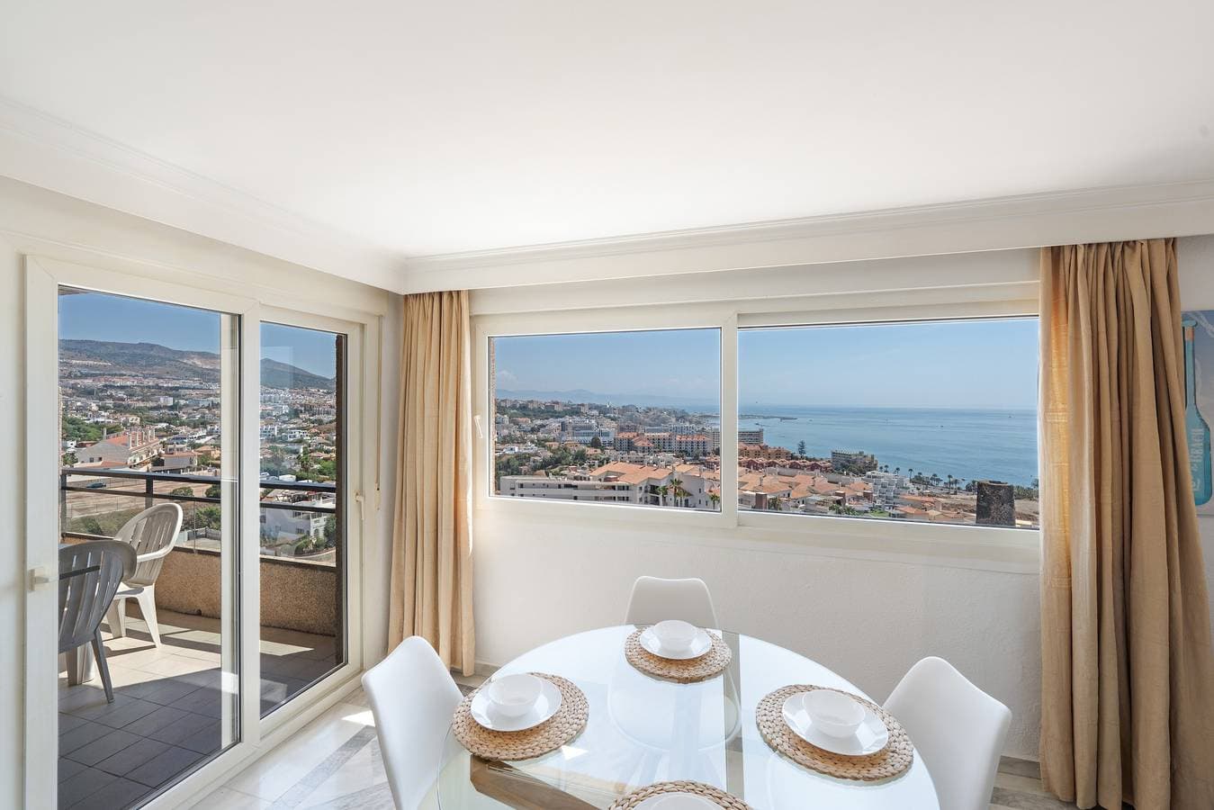 Foto 9 von 28: Apartment 'Oasis Torrequebrada' mit Ausblick, Pools, privatem Parkplatz und WLAN