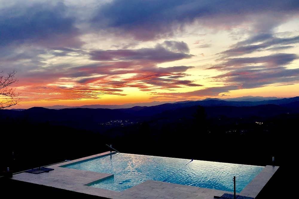 Foto 12 von 30: Toskanische Villa mit Infinity-Salzpool und beheiztem Whirlpool mit atemberaubender Aussicht