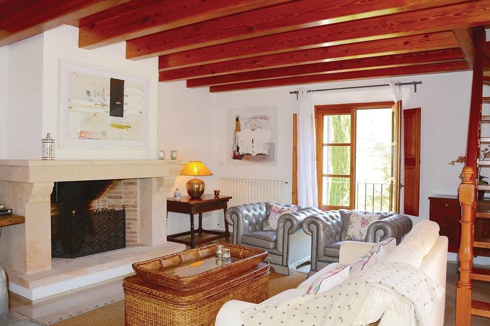 Foto 5 von 30: Nice home in Fornalutx with house a mountain view