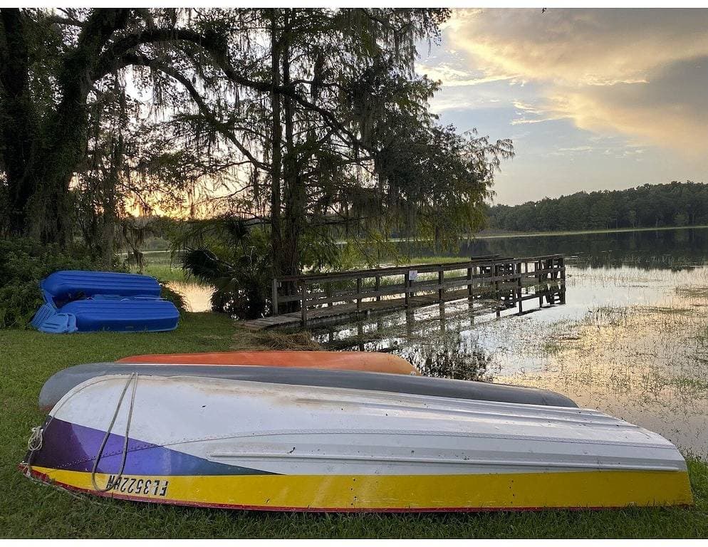 Foto 9 von 25: \"Lotus Point\" Lake House Getaway auf vier rustikalen Morgen