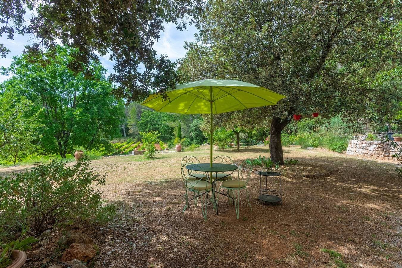 Foto 8 von 42: Gästezimmer „Les Lilas“ mit Pool, Garten, gemeinsamer Sommerküche und WLAN