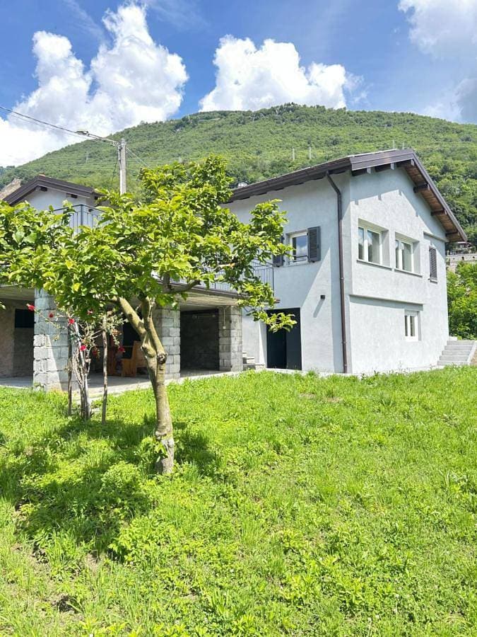 Villa vicino al lago, con ampio giardino e parcheggio 1