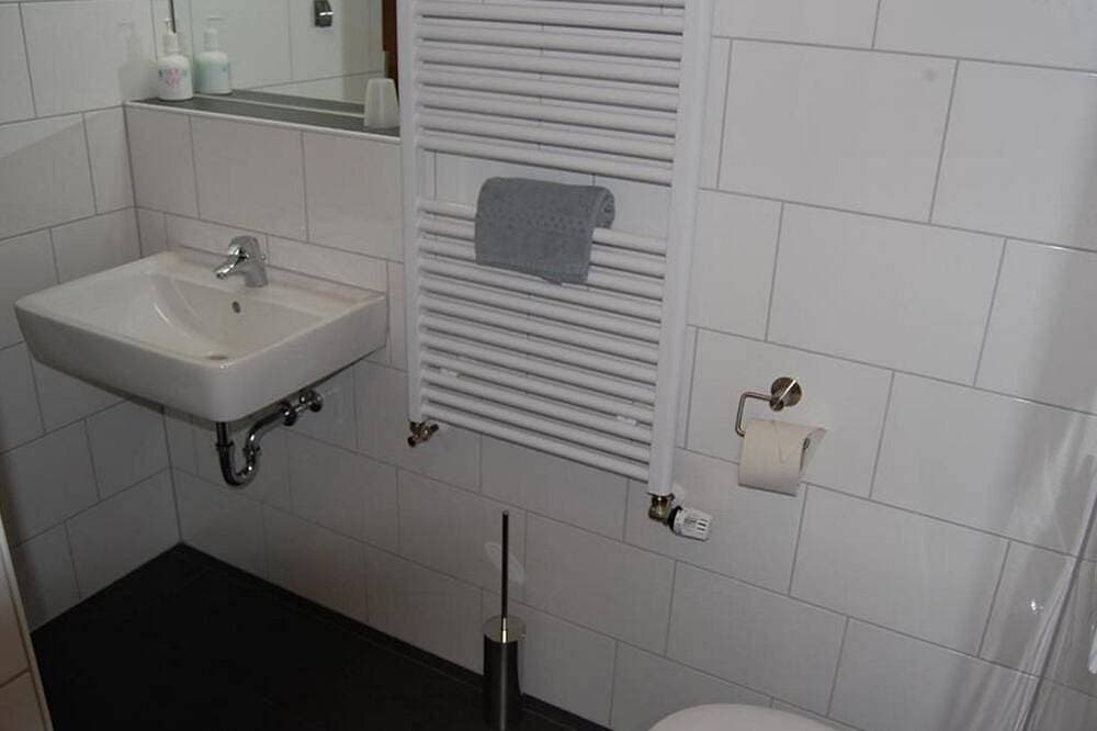 Foto 10 von 29: Hotel Brasserie Typisch - Doppelzimmer, Dusche oder Bad, Wc, Komfort