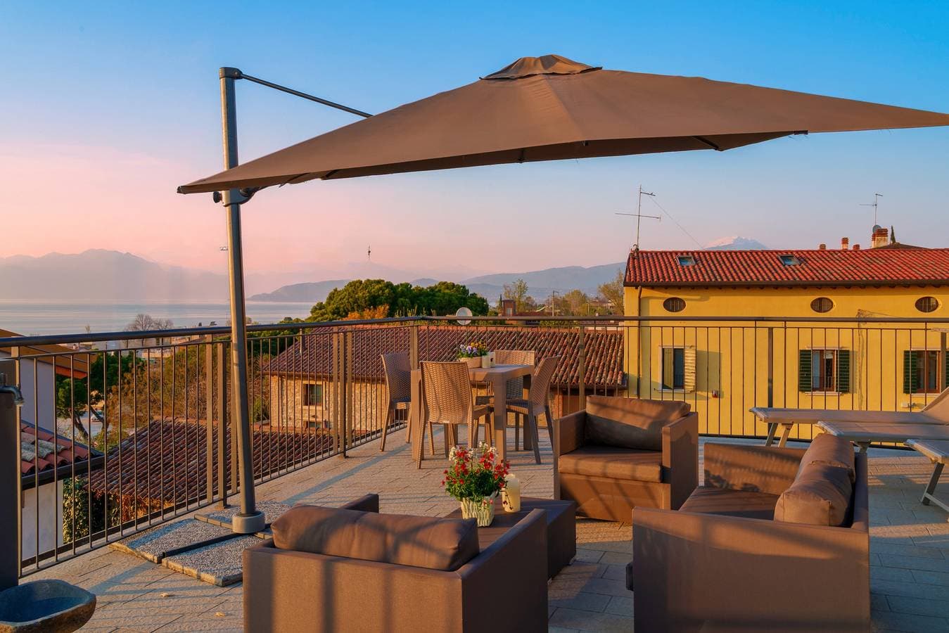 Foto 7 von 36: Regarda - Residenza Gj - piano T moderno bilocale con terrazza panoramica