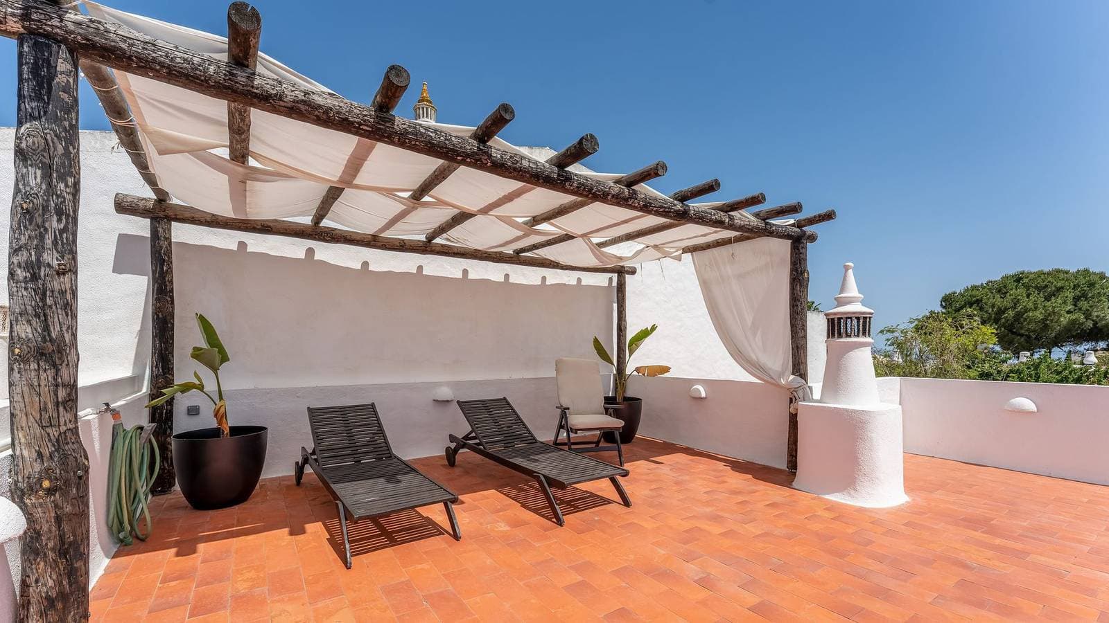 Foto 2 von 31: Retiro T2 c/Piscina em Porches por Lovelystay