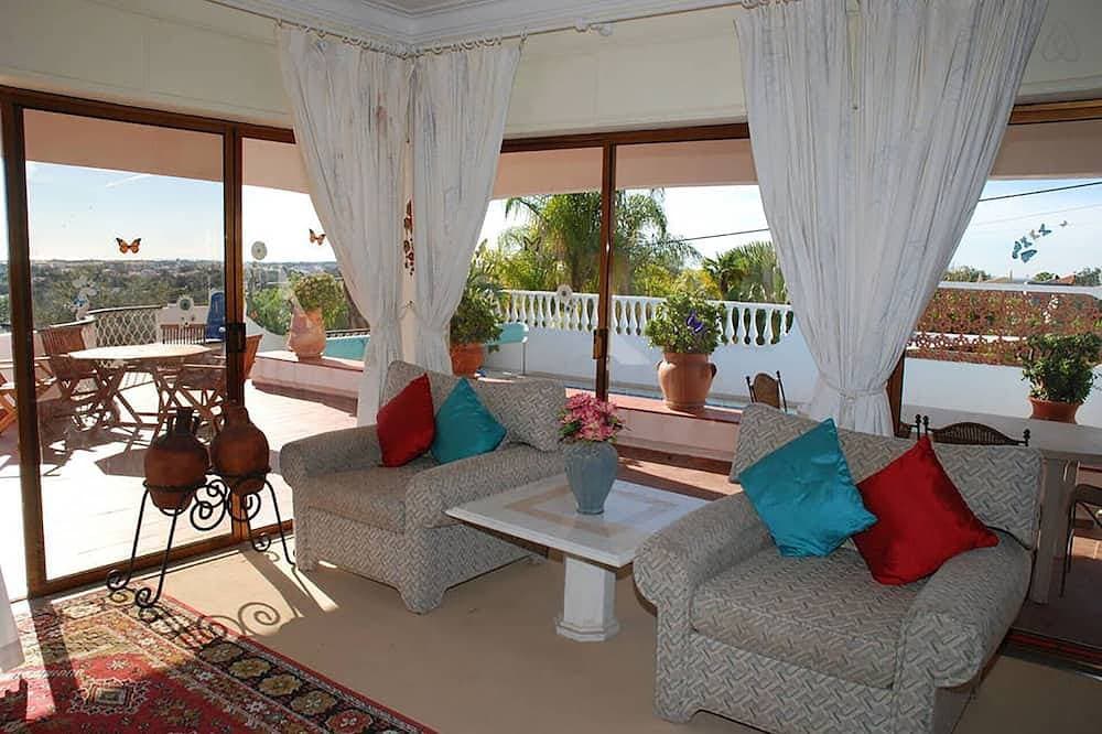 Foto 4 von 15: Luxus-Villa mit Apartment Pool, Garten und Grill ideal für Corporate & Familiengruppe