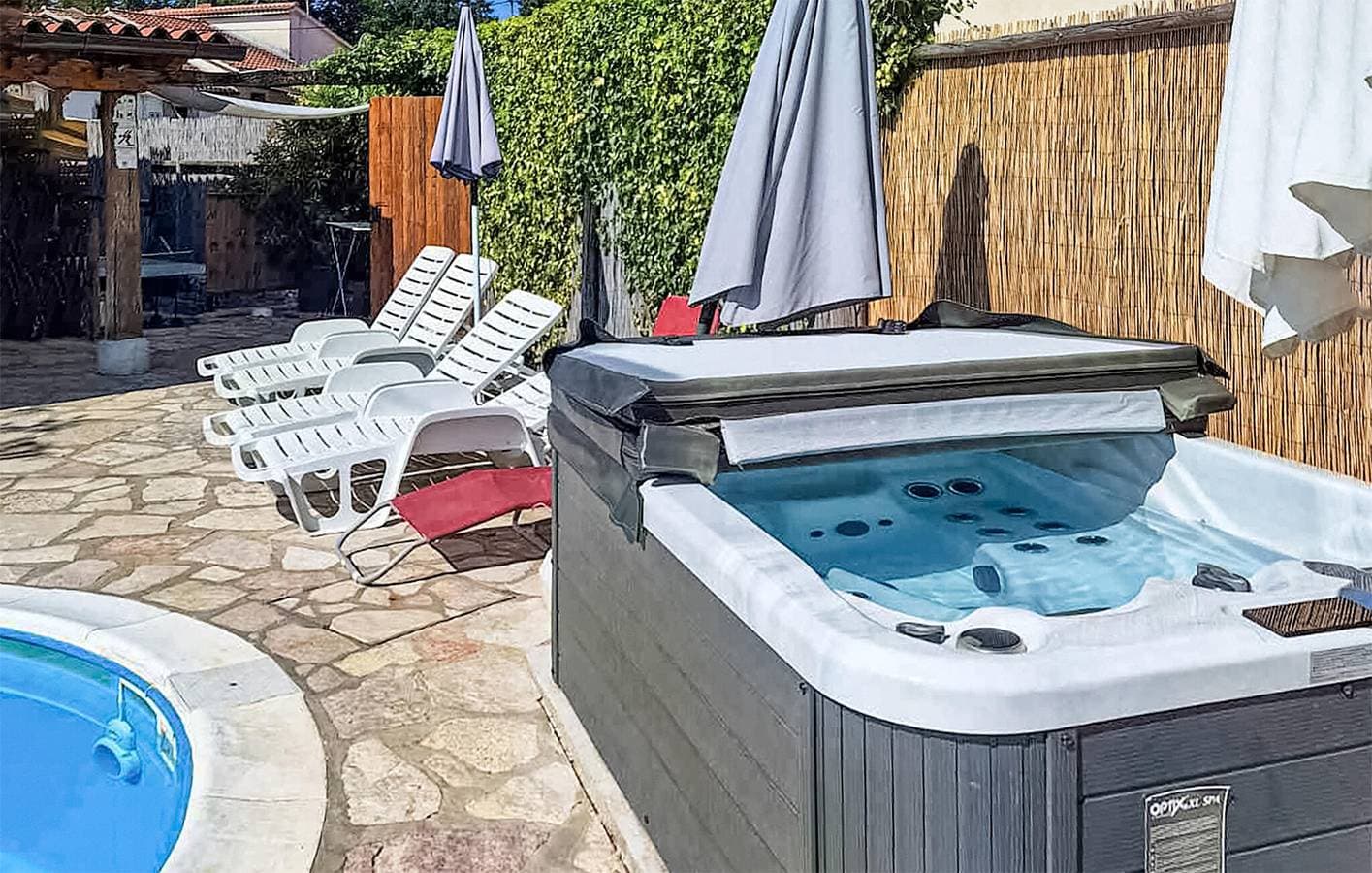 Foto 10 von 53: Geräumige Ferienwohnung mit Pool und Terrasse in der Nähe des Restaurants „Pazin Zapad“