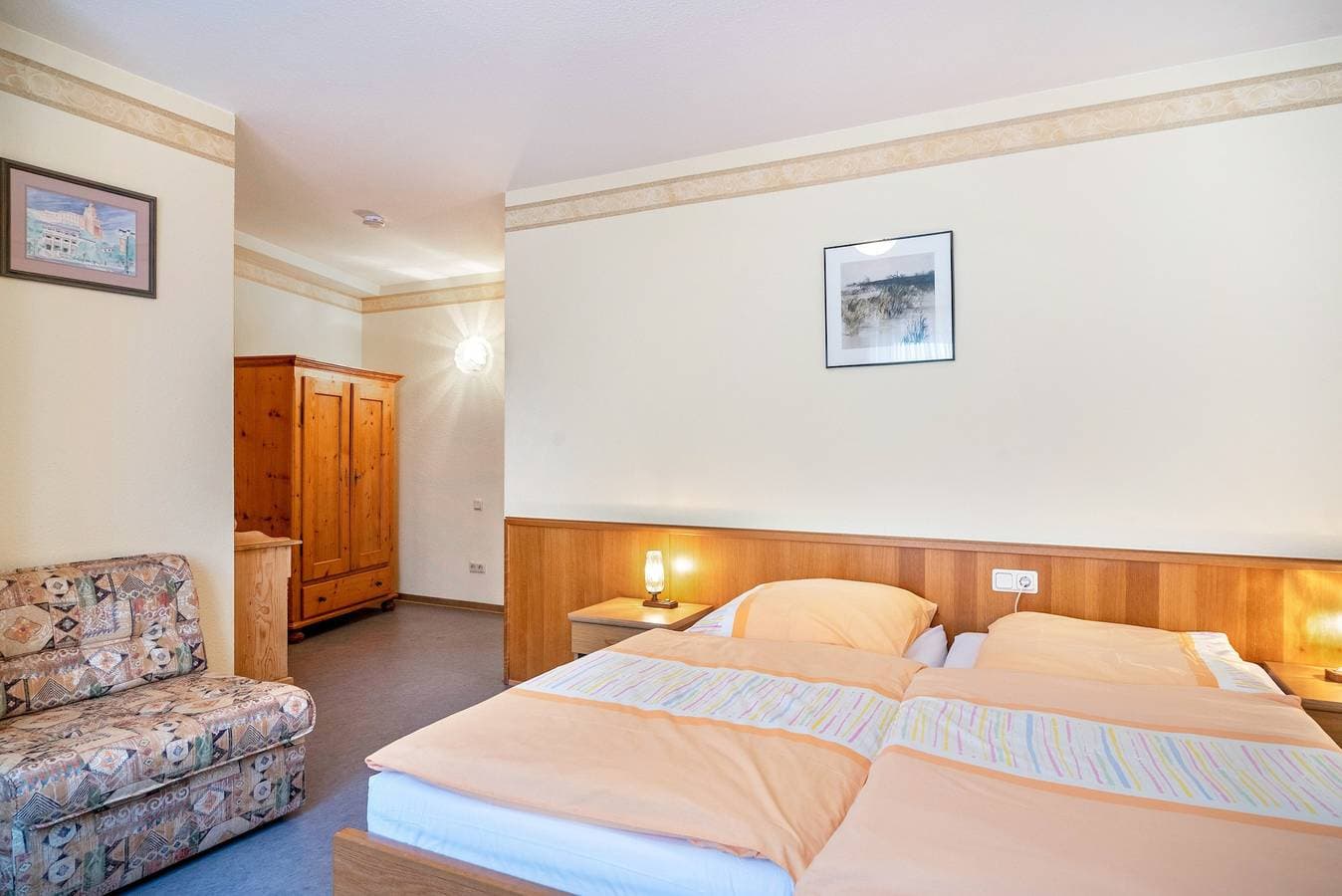 Foto 3 von 26: Zimmer 'Gastzimmer 2' mit Bergblick, gemeinsamer Terrasse und WLAN