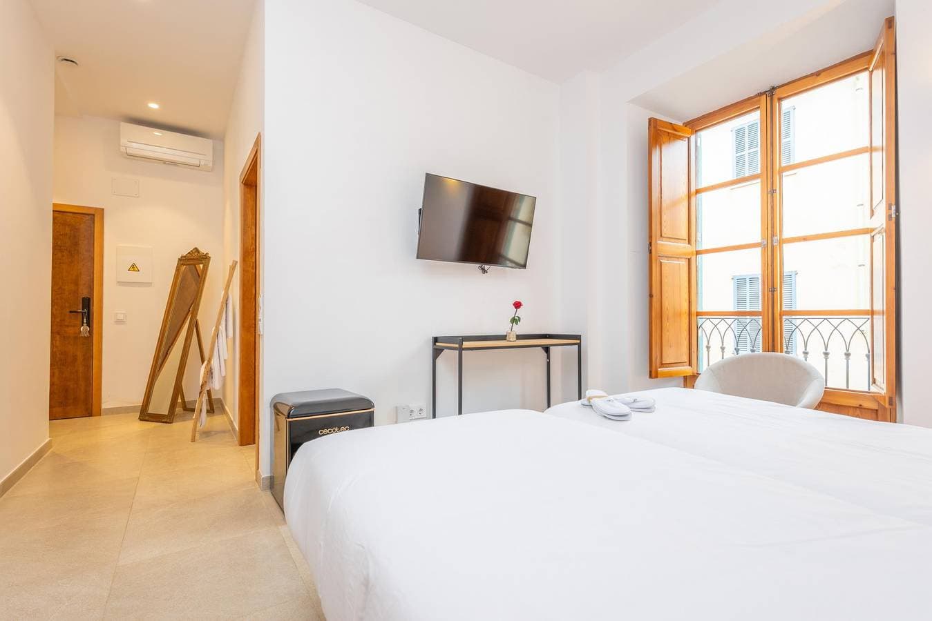 Foto 9 von 68: Cas Català - Junior Suite Vc -  Schönes Zimmer in einem Boutique-Hotel mit Blick auf die Stadt, Gemeinschaftspool und kostenlosem WLAN