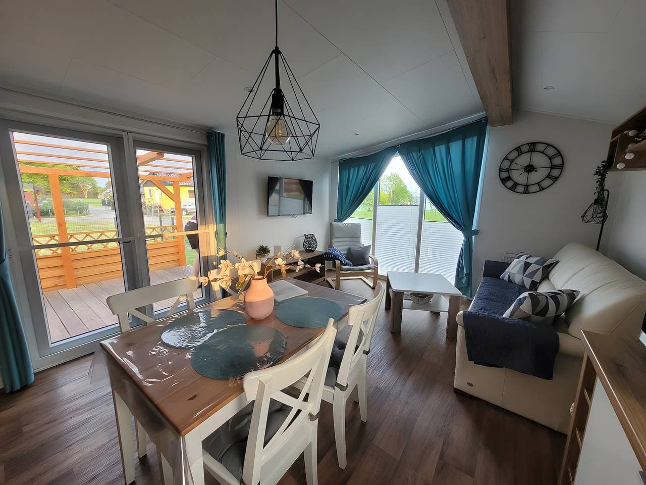 Foto 7 von 15: Ferienhaus Concordia direkt am See, mit überdachter Terrasse und Klimaanlage