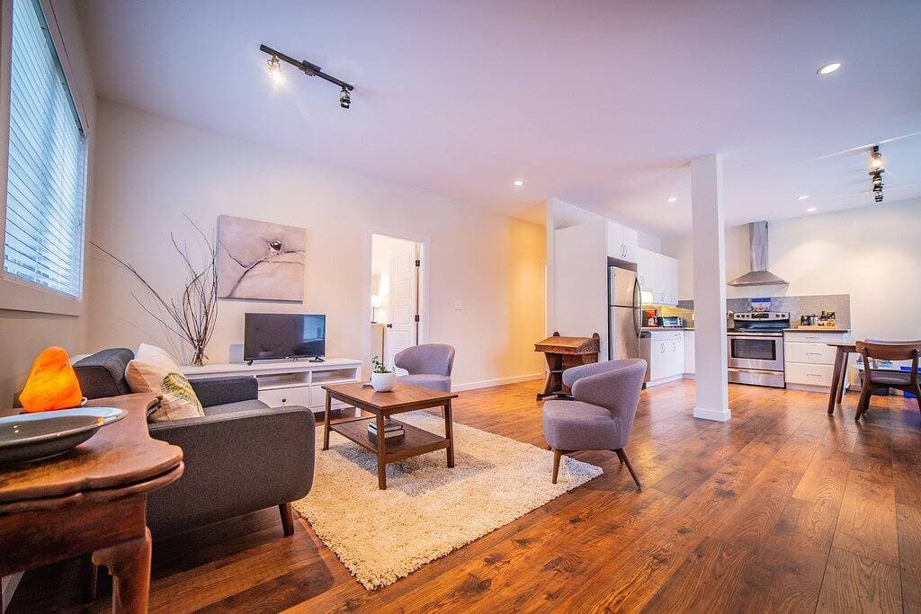 Foto 4 von 15: Modern suite with glacier view