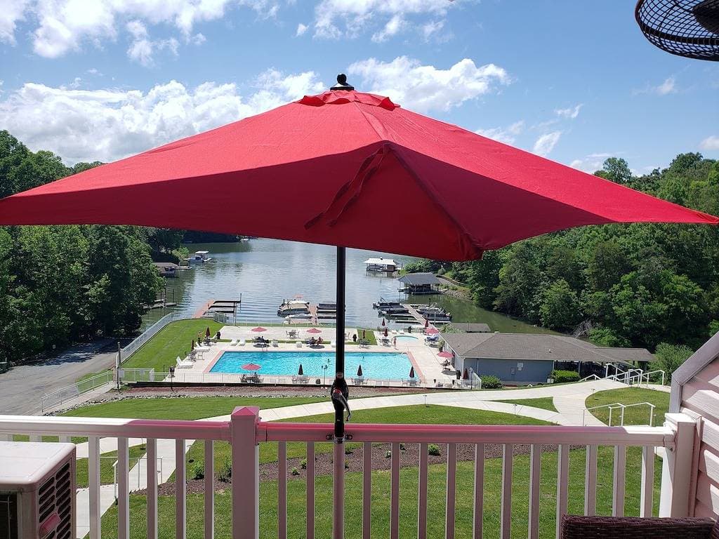 Foto 6 von 46: Breathtaking Sunset Views Over Smith Mountain Lake offers no stairs to condo