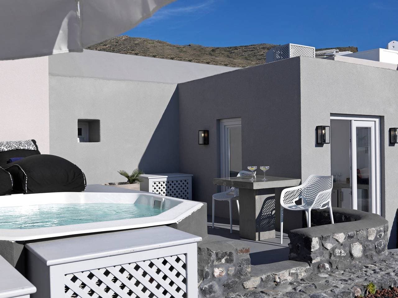 Foto 5 von 17: Luxury Santorini Villa | Superior Villa | Private Heated Plunge Pool | Sea View