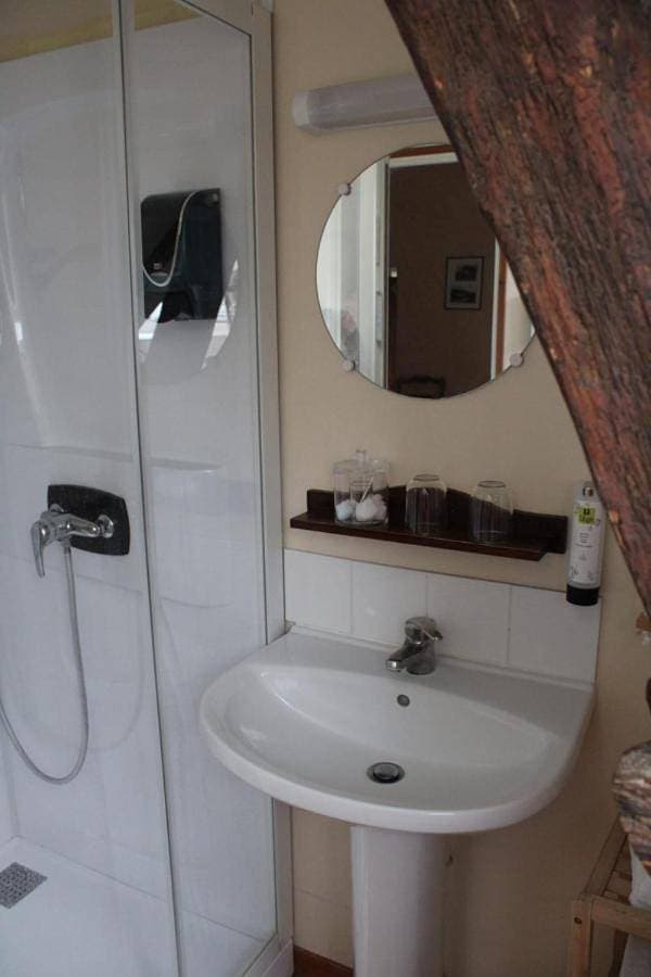 Foto 5 von 5: Twin Room with Private Bathroom