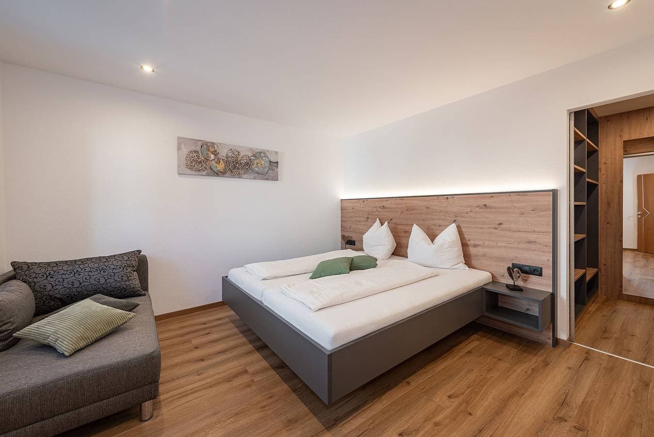 Foto 3 von 21: Ferienwohnung 'Wohnung Morgenduft Schnalserhof' mit Bergblick, Gemeinschaftsterrasse und WLAN