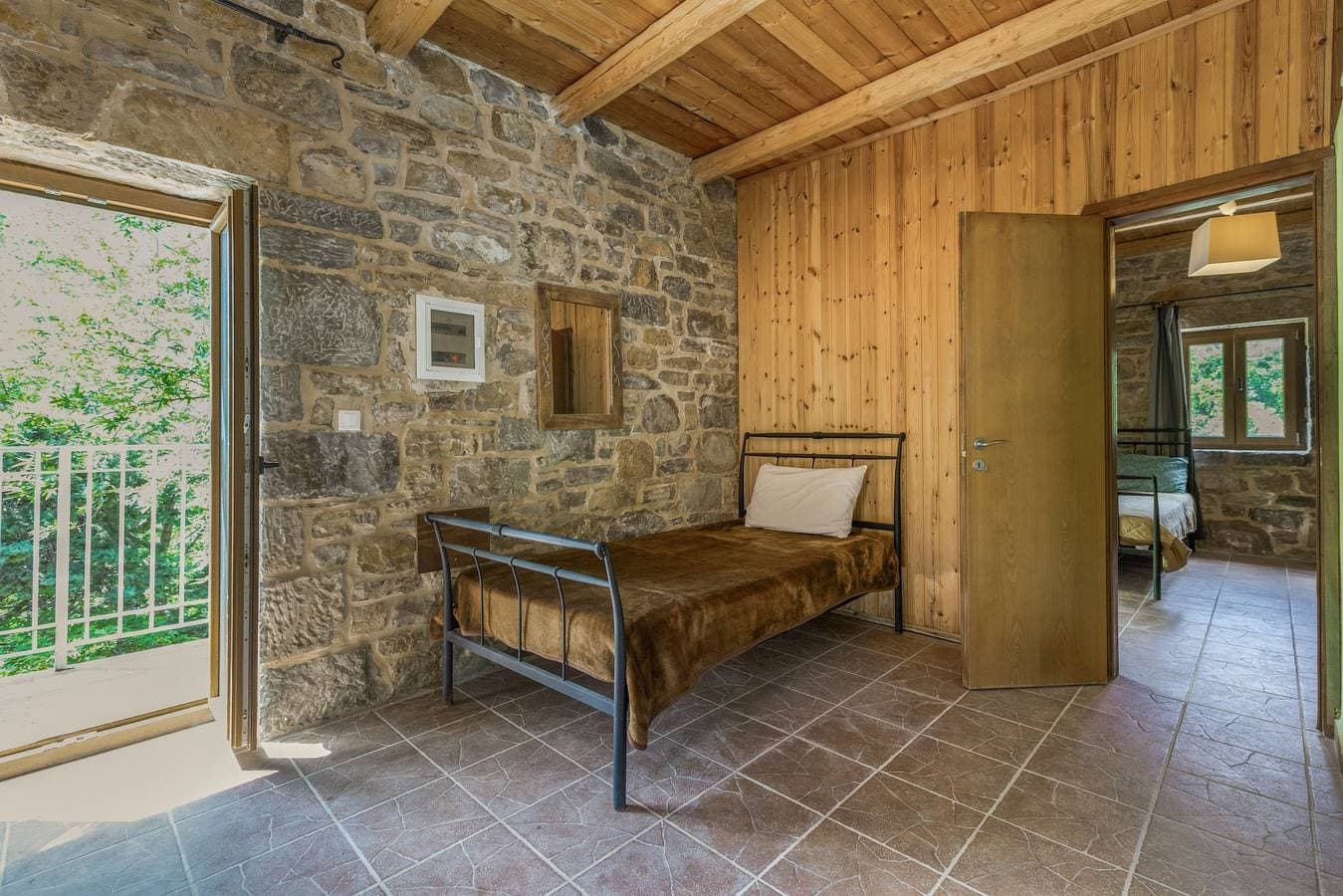Foto 7 von 31: Finca 'Akros Oreon Ferienwohnung Voliares' mit Bergblick, privater Terrasse und WLAN
