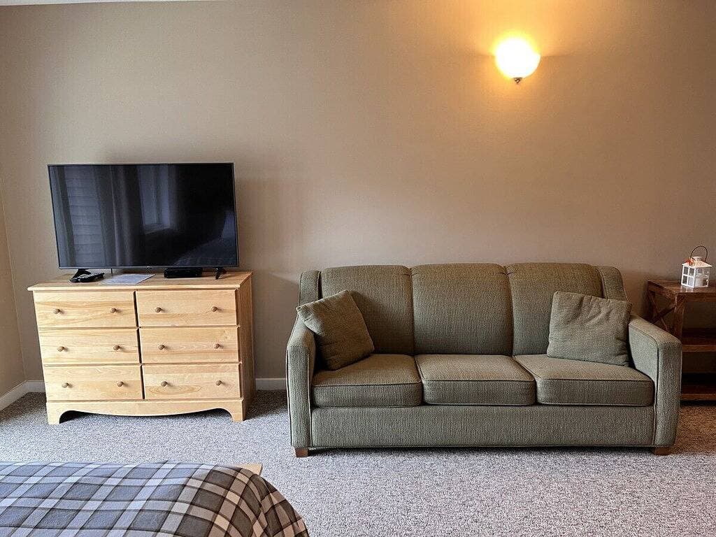 Foto 10 von 32: River & Loon View Studio | Remodeled Kitchen | Indoor Pool | Walk to Town