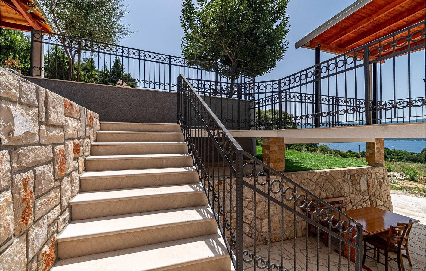 Foto 13 von 45: Moderne 170 m² große Wohnung mit Pool, Terrasse und 2,5 km Entfernung zum Strand