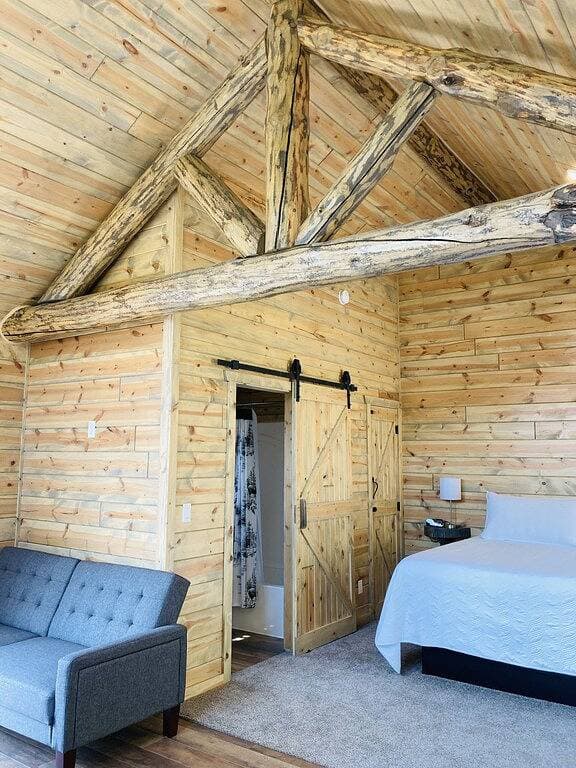 Foto 4 von 13: 8 miles to Mount Rushmore - Sleeps 2 - King Bed