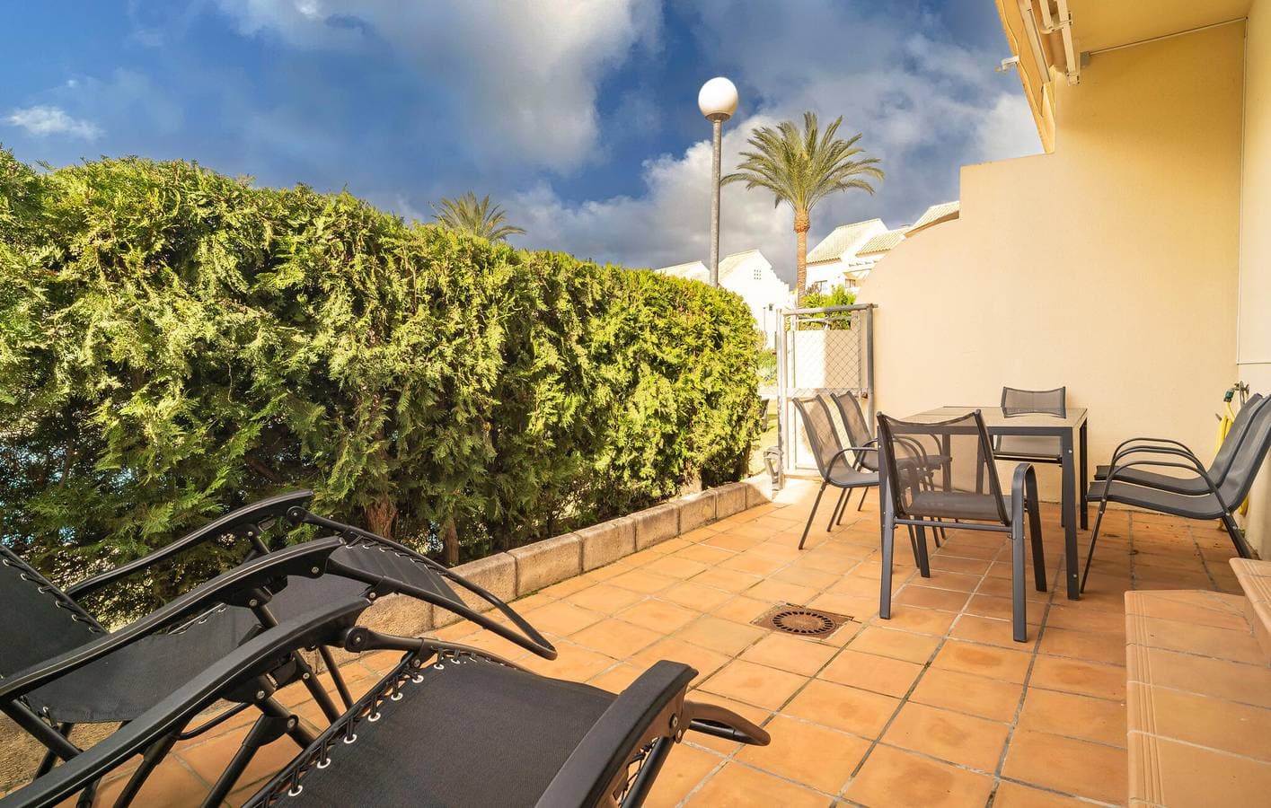 Foto 13 von 23: Glückseligkeit am Strand: Modernes Apartment mit Pool und Terrasse