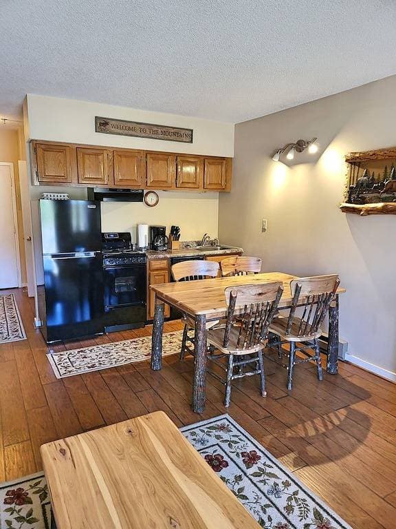 Foto 3 von 19: Kitchen, AC, deck, mountain view, pool, ski shuttle. Lb207 by Lrs