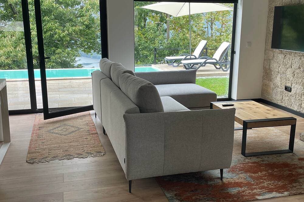 Foto 7 von 16: Modern Stone Villa: Geres views & Private Pool