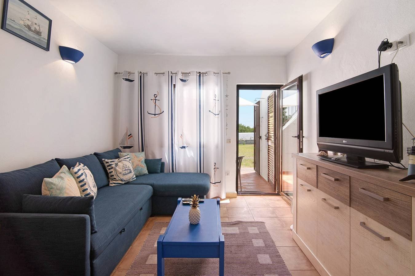 Foto 2 von 23: Ferienhaus 'Typisch Algarve Almargem 75' mit privater Terrasse, Gemeinschaftsgarten und Klimaanlage