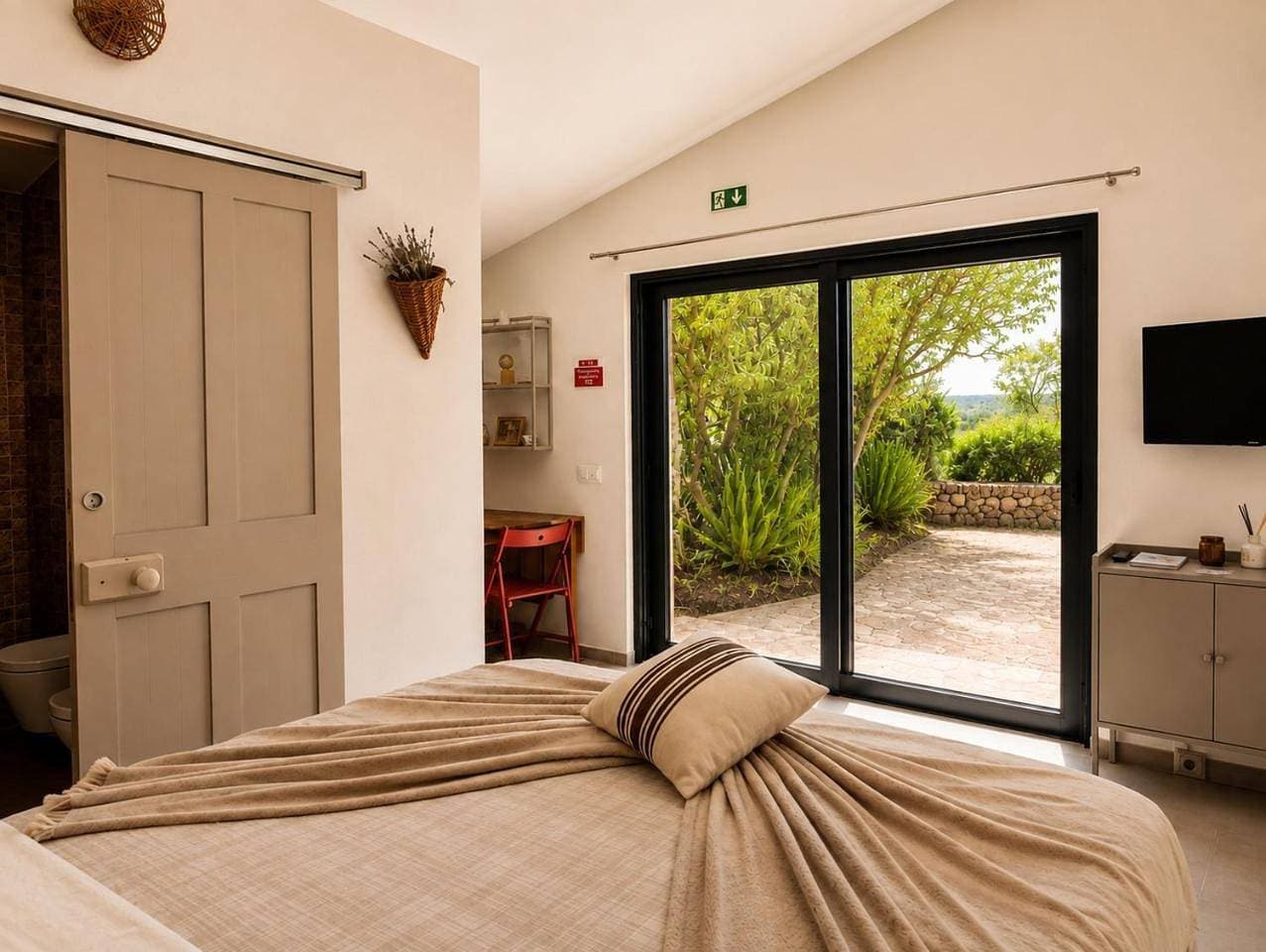 Foto 8 von 18: Studio with Garden View