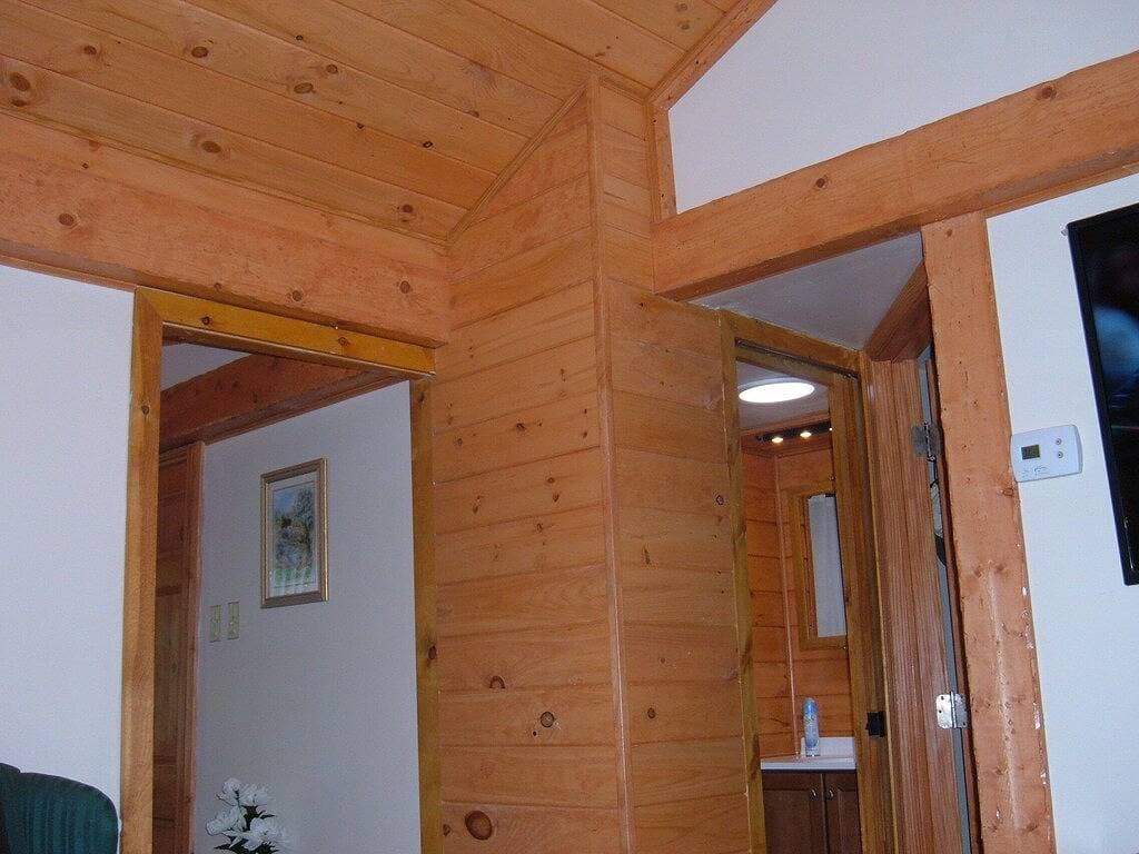 Foto 6 von 24: Cedar Crest Hütte in der Nähe Douglas Lake. Gemütlich und rustikal