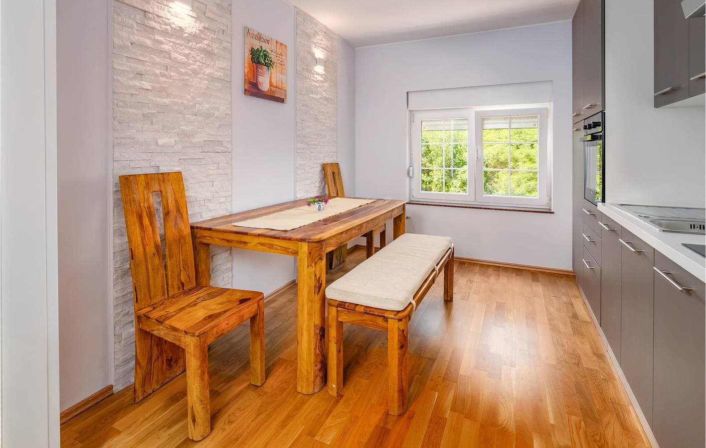 Foto 5 von 36: Gemütlich, 2 km von Raša entfernt: Stilvolles Apartment mit Pool und Terrasse