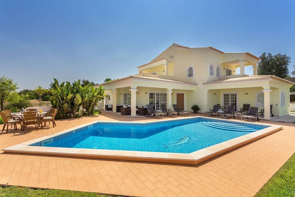 Luxuriöse mediterrane Villa mit beheizbarem Pool und Fitnessraum 1
