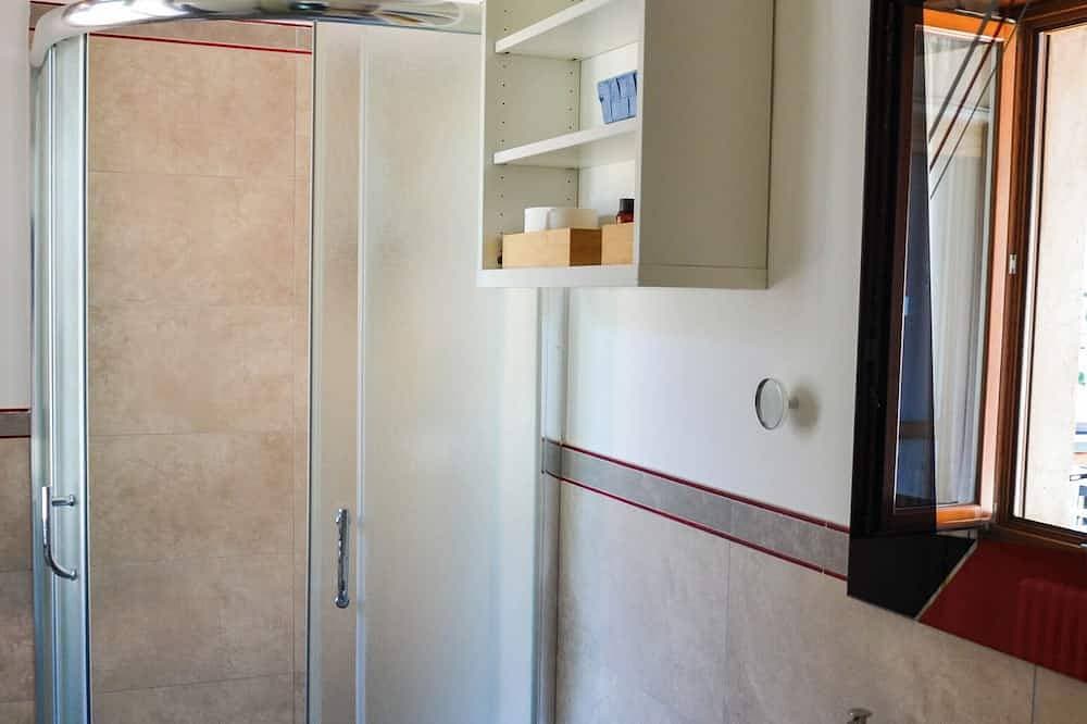 Foto 6 von 22: Just a dip away from Lake Iseo is this beautiful apartment