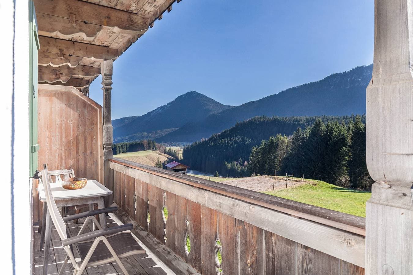 Foto 7 von 41: Ferienwohnung Karwendelblick mit Blick auf die Berge