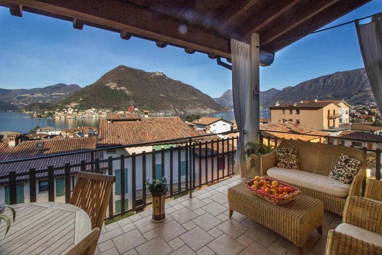 ROMANTIC LAKE VIEW HOUSE 1