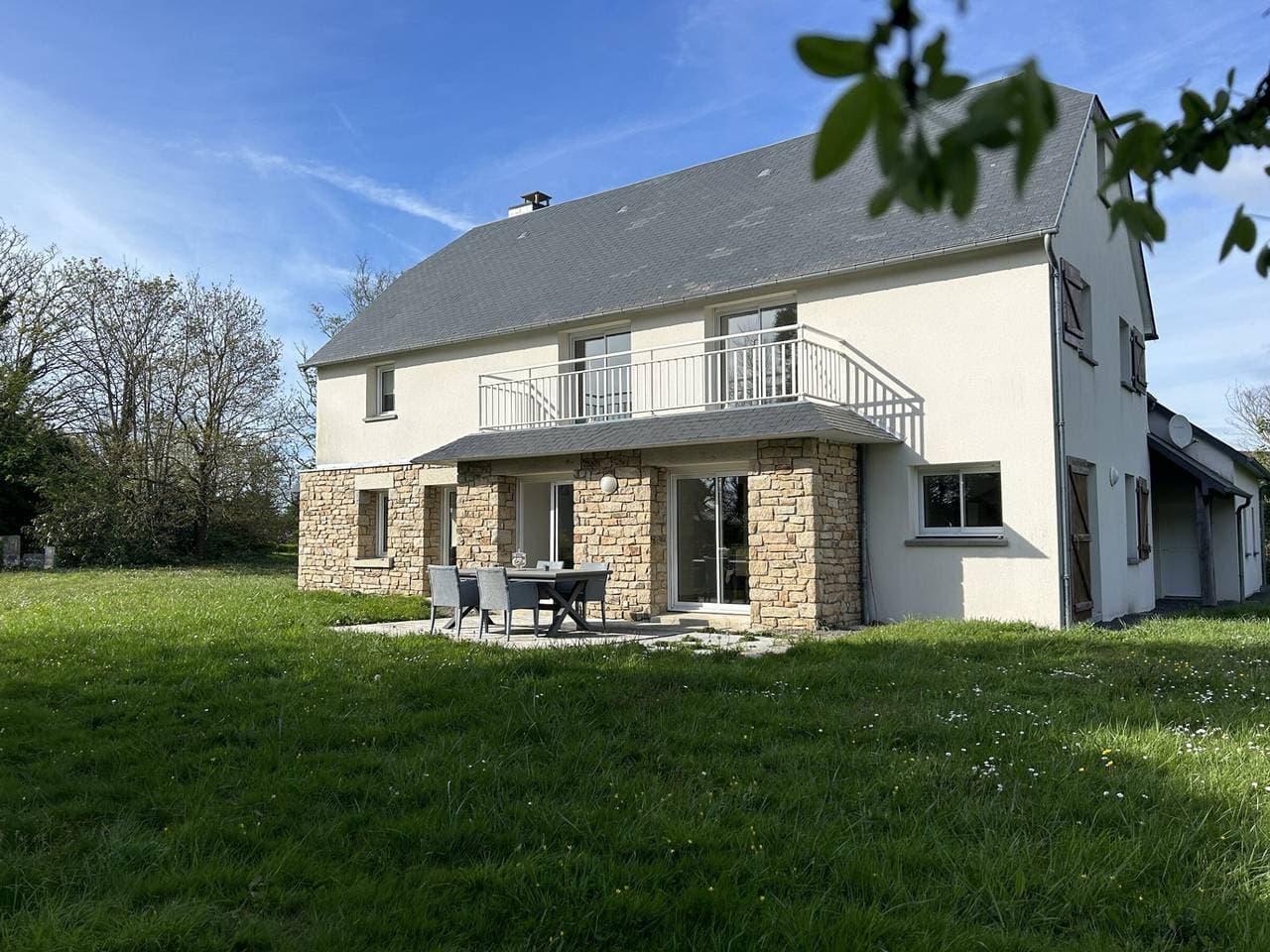 Großes Haus in Strandnähe von Carolles mit Garten, 5 Schlafzimmern, Parkplatz, WLAN, 10 Betten 1