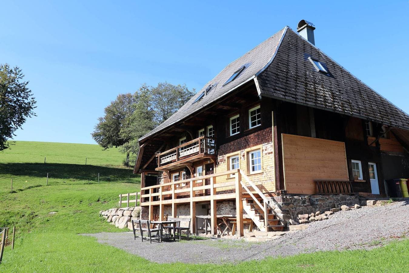 Foto 2 von 34: Kabine 'Ferienhütte Biobetrieb Lippenhof' mit Privatterrasse und Balkon