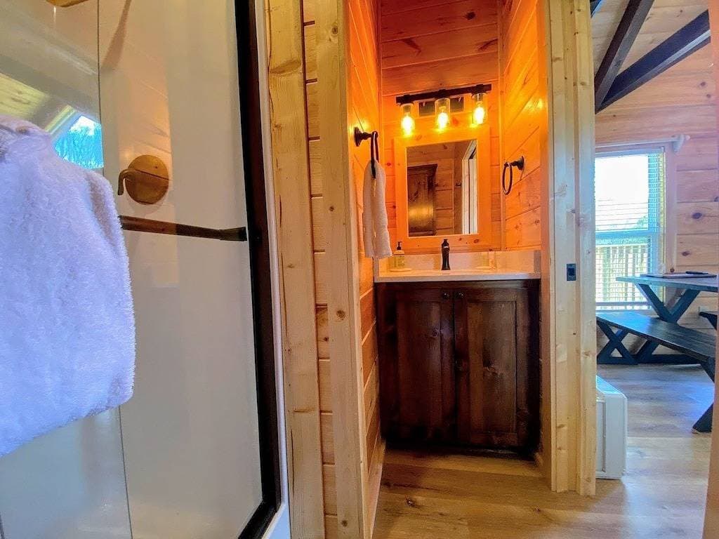 Foto 3 von 11: B3 Großartiges \"Tiny Home\" mit Klimaanlage, Bergblick, Minuten zum Skifahren, Wandern, Attraktionen, hundefreundlich!