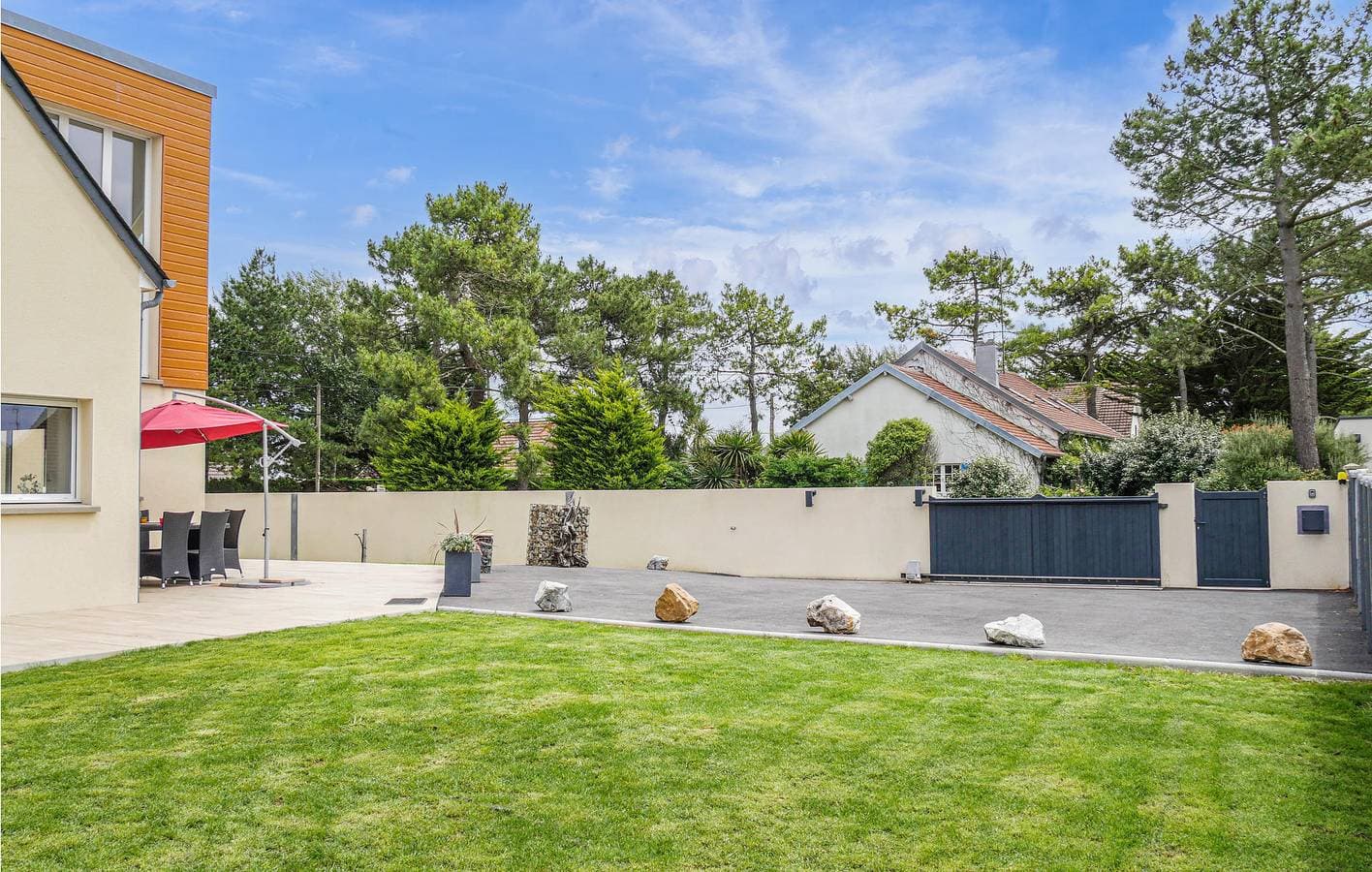 Foto 13 von 36: Juwel am Strand: 160qm mit TV, Parkplatz, Geschirrspüler, Garten und WiFi