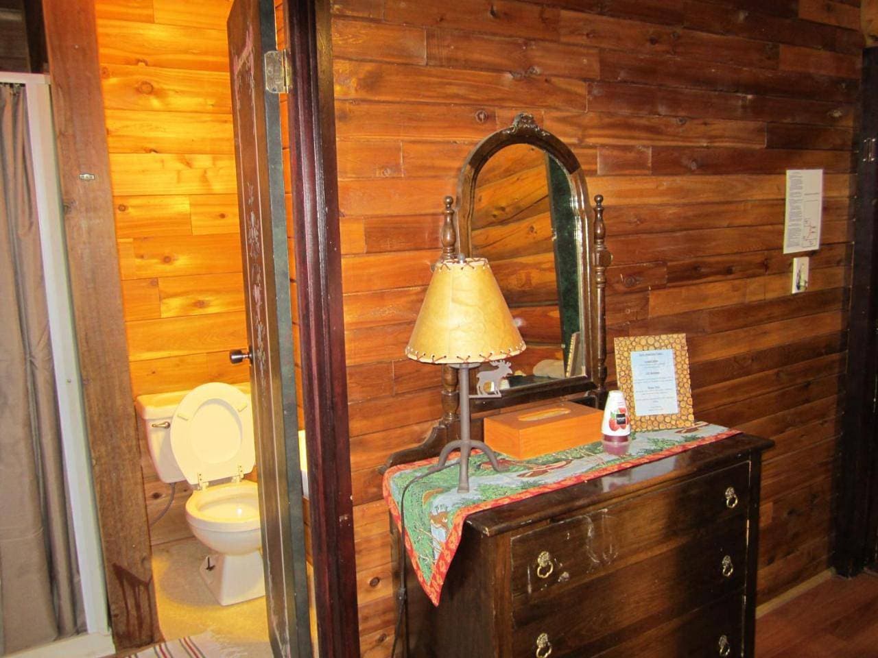 Foto 8 von 9: Standard Double Room (1 double, 1 twin)