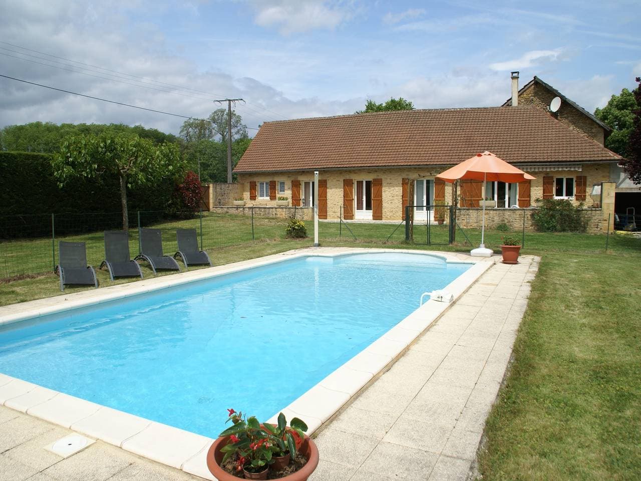 Ferienhaus mit Pool und umzäuntem Garten 1