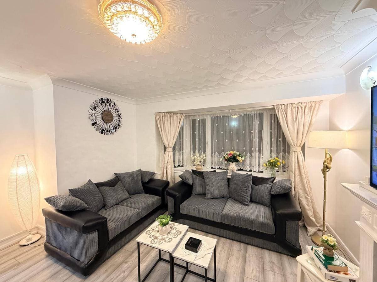 Foto 2 von 31: Lovely Two Double Bedroom Maisonette in Surrey