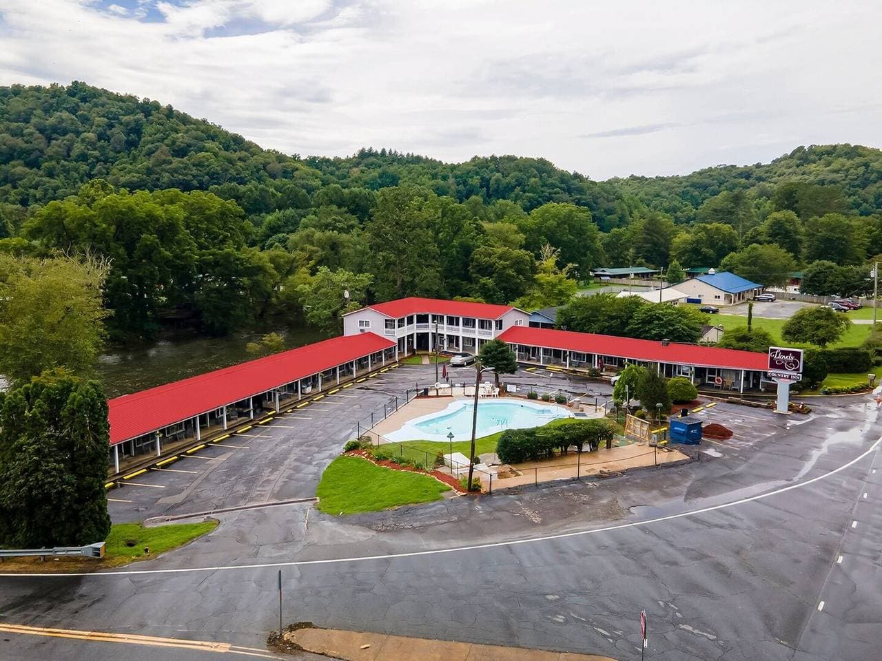 Foto 4 von 40: Queensize-Bett mit Einzelbett | Bryson City