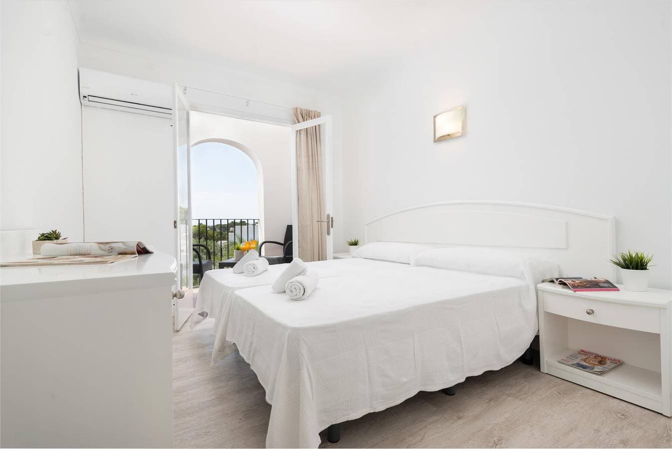 Foto 3 von 21: Hostal Talamanca Hab. Db Balcon - Gemütliche Herberge vor kurzem in der Nähe des Strandes renoviert. WiFi gratis