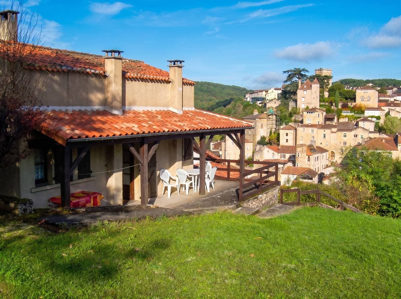 Charmantes Haus in Puy-l'Évêque mit Garten und Balkon 1